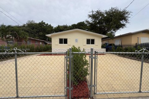 Снять в аренду виллу или дом в Майами, Флорида 2 спальни, 139.35м2, № 1964407 - фото 1