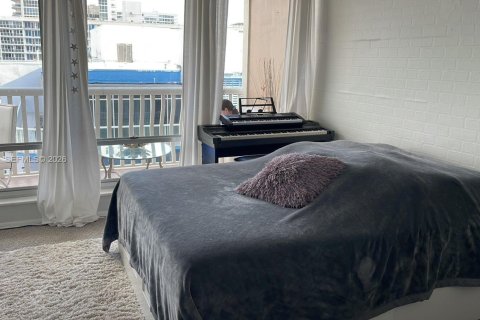 Condo in Fort Lauderdale, Florida, 2 bedrooms  № 1998908 - photo 17