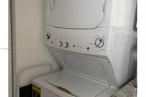 Condo in Miami, Florida, 2 bedrooms  № 2049235 - photo 3