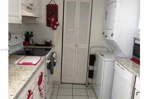 Condo in Miami, Florida, 2 bedrooms  № 2049235 - photo 2