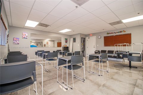 Propiedad comercial en venta en Sweetwater, Florida № 2194586 - foto 4