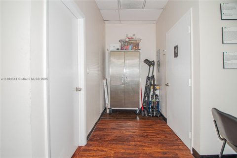 Propiedad comercial en venta en Sweetwater, Florida № 2194586 - foto 18