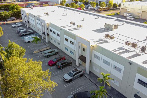 Propiedad comercial en venta en Sweetwater, Florida № 2194586 - foto 3