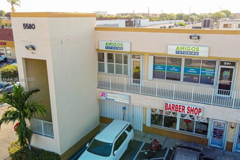 Propiedad comercial en venta en Sweetwater, Florida № 2194586 - foto 13