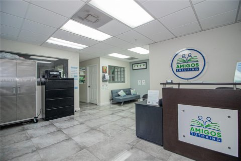 Propiedad comercial en Sweetwater, Florida № 2194586