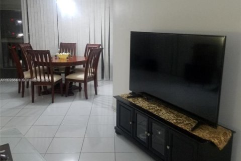 Condominio en venta en Lauderhill, Florida, 2 dormitorios, 107.77 m2 № 2034152 - foto 11