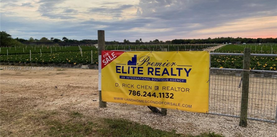 Propiedad comercial en Homestead, Florida № 2030155