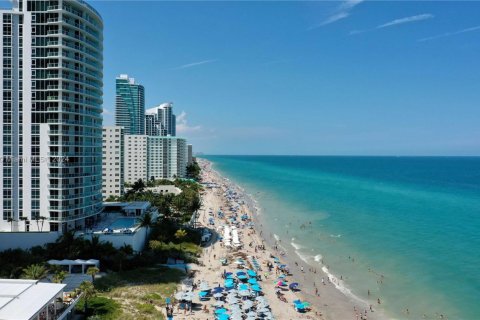 Купить кондоминиум в Холливуд, Флорида 2 спальни, 100.98м2, № 1984872 - фото 1