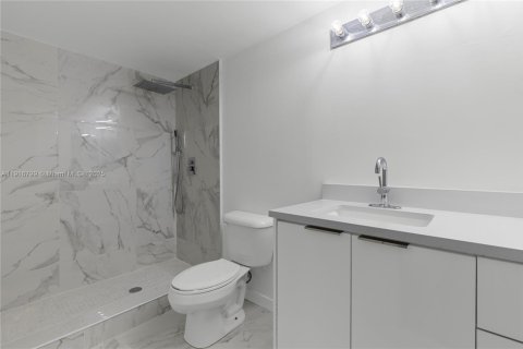 Condo in Lauderhill, Florida, 2 bedrooms  № 1973673 - photo 10