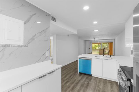 Condo in Lauderhill, Florida, 2 bedrooms  № 1973673 - photo 14