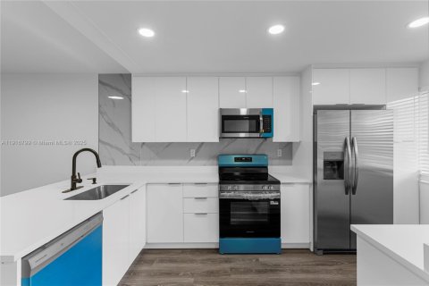 Condo in Lauderhill, Florida, 2 bedrooms  № 1973673 - photo 2