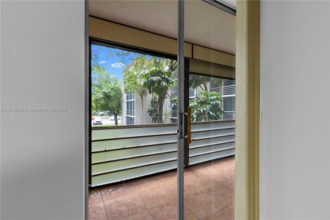 Condo in Lauderhill, Florida, 2 bedrooms  № 1973673 - photo 8