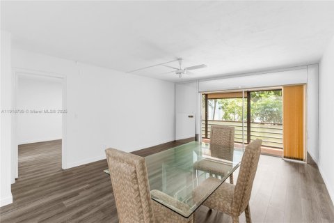 Condo in Lauderhill, Florida, 2 bedrooms  № 1973673 - photo 3