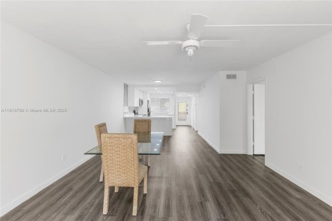 Condo in Lauderhill, Florida, 2 bedrooms  № 1973673 - photo 4
