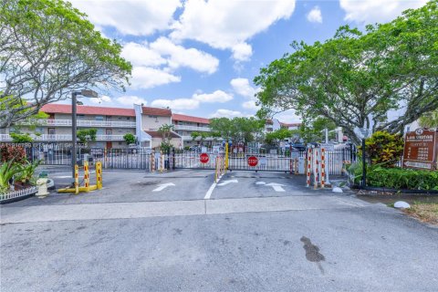 Condo in Lauderhill, Florida, 2 bedrooms  № 1973673 - photo 29