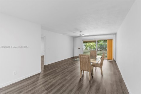 Condo in Lauderhill, Florida, 2 bedrooms  № 1973673 - photo 21