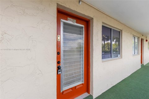 Condo in Lauderhill, Florida, 2 bedrooms  № 1973673 - photo 25