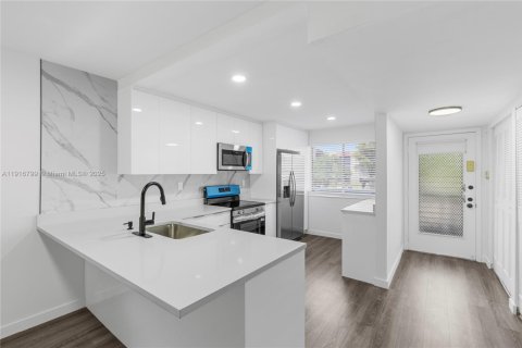 Condo in Lauderhill, Florida, 2 bedrooms  № 1973673 - photo 1