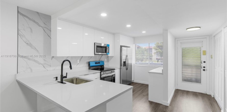 Condo in Lauderhill, Florida, 2 bedrooms  № 1973673