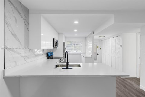 Condo in Lauderhill, Florida, 2 bedrooms  № 1973673 - photo 12