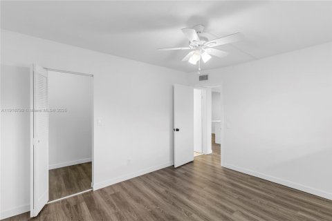 Condo in Lauderhill, Florida, 2 bedrooms  № 1973673 - photo 17