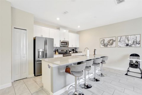 Townhouse in Davenport, Florida 4 bedrooms, 176.7 sq.m. № 1614625 - photo 5