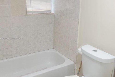 Casa en venta en St. Lucie, Florida, 3 dormitorios, 70.61 m2 № 1946734 - foto 4