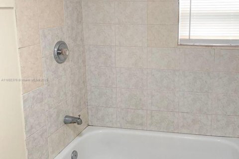 Casa en venta en St. Lucie, Florida, 3 dormitorios, 70.61 m2 № 1946734 - foto 3