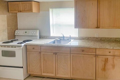 Casa en venta en St. Lucie, Florida, 3 dormitorios, 70.61 m2 № 1946734 - foto 5