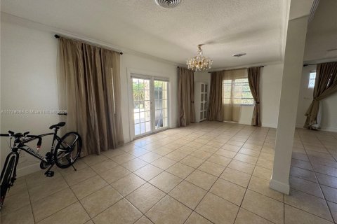 Casa en venta en Cutler Bay, Florida, 3 dormitorios, 174.66 m2 № 1865664 - foto 4