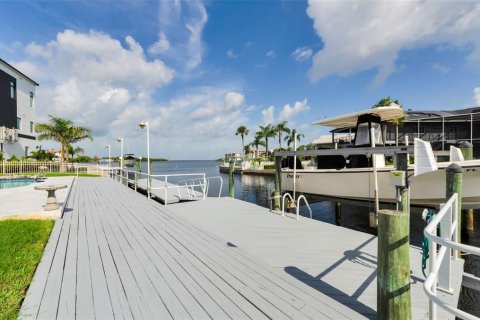 House in Port Richey, Florida 3 bedrooms, 164.34 sq.m. № 2284762
