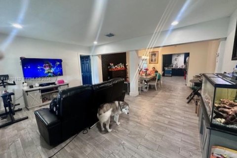 Casa en venta en Miami, Florida, 4 dormitorios, 236.81 m2 № 2031487 - foto 5