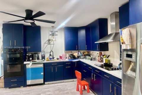 Casa en venta en Miami, Florida, 4 dormitorios, 236.81 m2 № 2031487 - foto 9