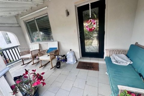 Casa en venta en Miami, Florida, 4 dormitorios, 236.81 m2 № 2031487 - foto 4