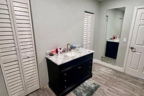 Casa en venta en Miami, Florida, 4 dormitorios, 236.81 m2 № 2031487 - foto 17