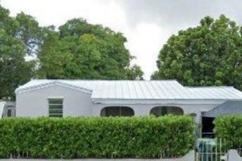 Дом в Майами, Флорида 4 спальни, 236.81м2 № 2031487