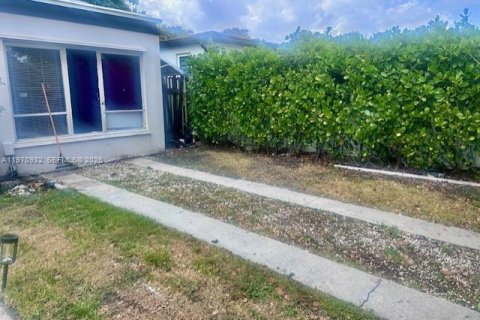 Casa en venta en Miami, Florida, 4 dormitorios, 236.81 m2 № 2031487 - foto 2