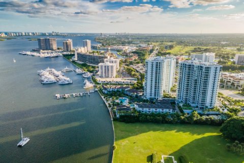 Copropriété à louer à North Palm Beach, Floride: 3 chambres, 181.07 m2 № 644020 - photo 1