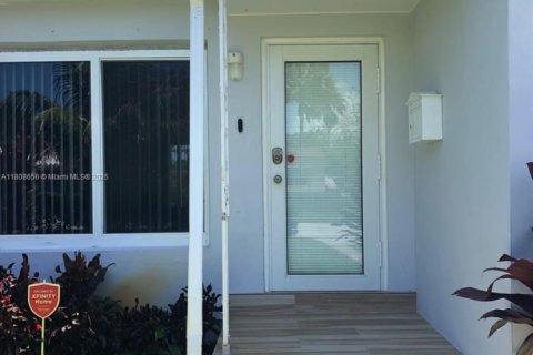 Villa ou maison à louer à Hollywood, Floride: 2 chambres, 107.4 m2 № 1746118 - photo 2