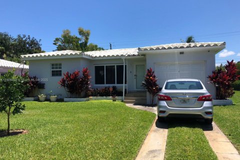 Villa ou maison à louer à Hollywood, Floride: 2 chambres, 107.4 m2 № 1746118 - photo 1