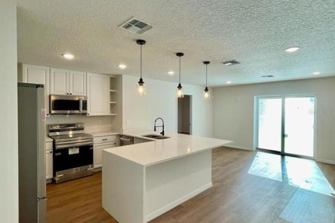 House in Poinciana, Florida 4 bedrooms, 140.93 sq.m. № 988302 - photo 3