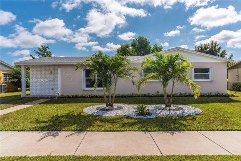 Дом в Майами, Флорида 3 спальни, 126.72м2 № 2008445