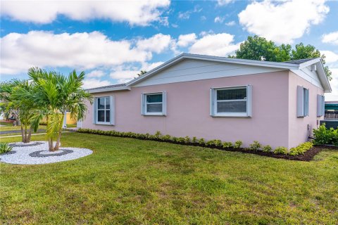 Снять в аренду виллу или дом в Майами, Флорида 3 спальни, 126.72м2, № 2008445 - фото 3