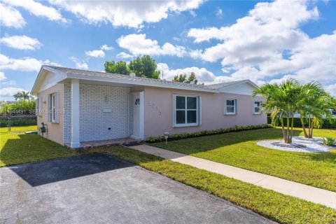 Снять в аренду виллу или дом в Майами, Флорида 3 спальни, 126.72м2, № 2008445 - фото 2