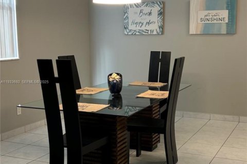 Condo in Hollywood, Florida, 2 bedrooms  № 1991953 - photo 9