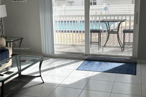 Condo in Hollywood, Florida, 2 bedrooms  № 1991953 - photo 15