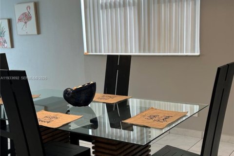 Condo in Hollywood, Florida, 2 bedrooms  № 1991953 - photo 8