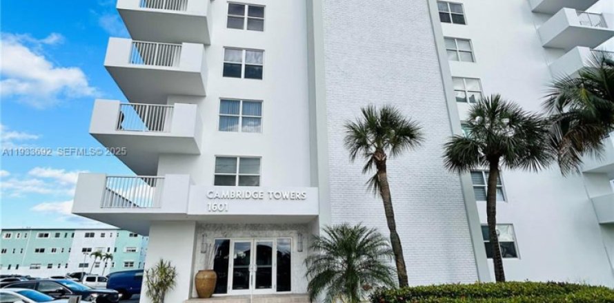 Condominio en Hollywood, Florida, 2 dormitorios  № 1991953