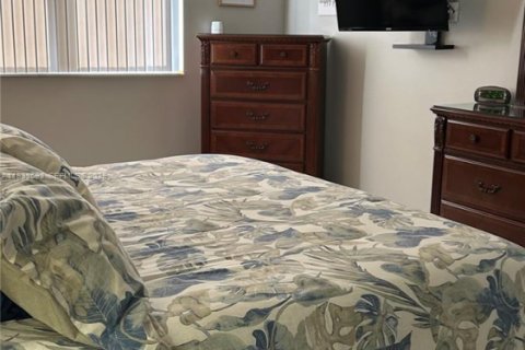 Condo in Hollywood, Florida, 2 bedrooms  № 1991953 - photo 25