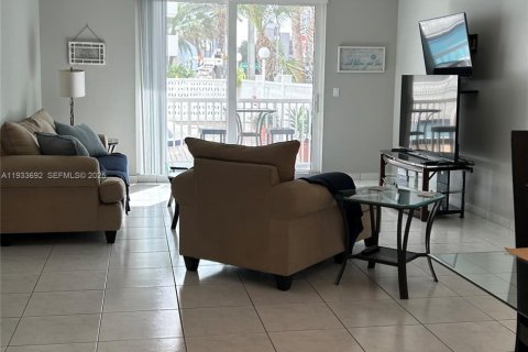 Condo in Hollywood, Florida, 2 bedrooms  № 1991953 - photo 16